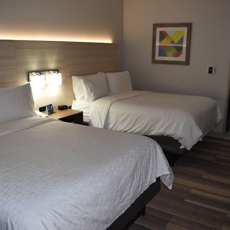Holiday Inn Express Hotel & Suites Mcpherson By Ihg Exteriör bild