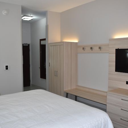 Holiday Inn Express Hotel & Suites Mcpherson By Ihg Exteriör bild