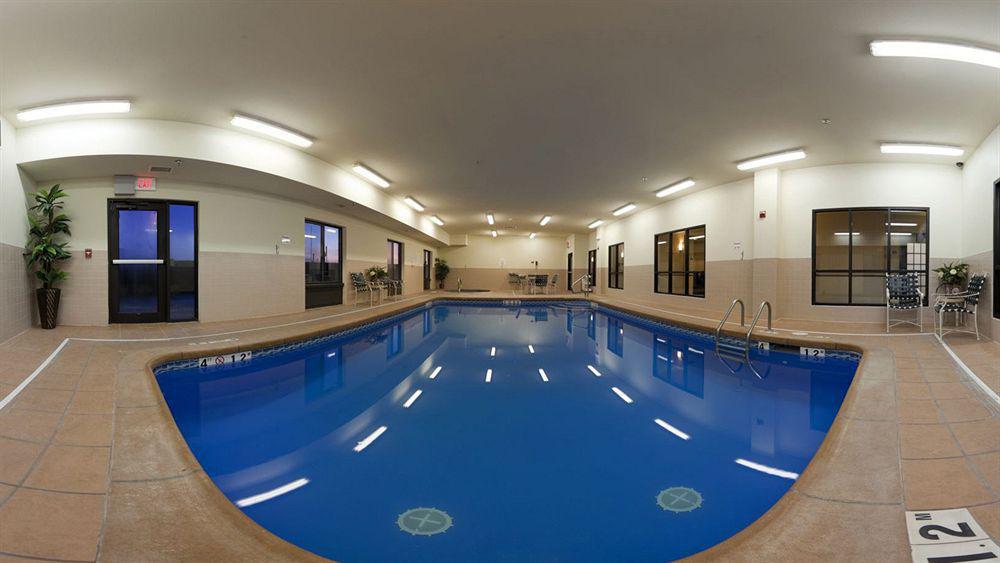 Holiday Inn Express Hotel & Suites Mcpherson By Ihg Exteriör bild