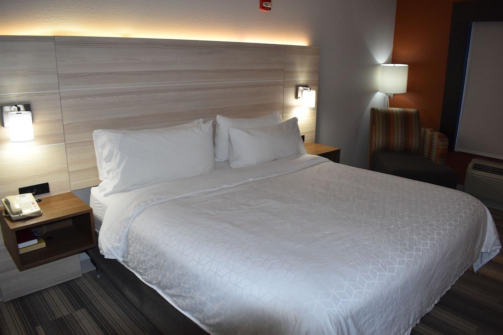Holiday Inn Express Hotel & Suites Mcpherson By Ihg Exteriör bild