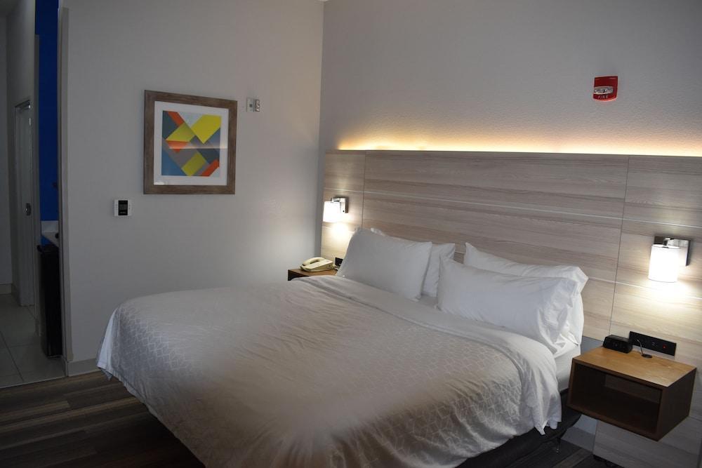 Holiday Inn Express Hotel & Suites Mcpherson By Ihg Exteriör bild