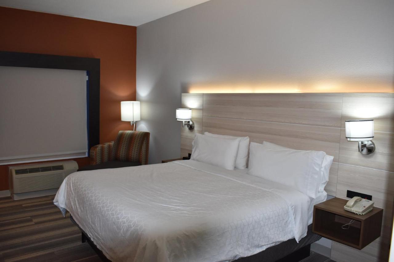 Holiday Inn Express Hotel & Suites Mcpherson By Ihg Exteriör bild