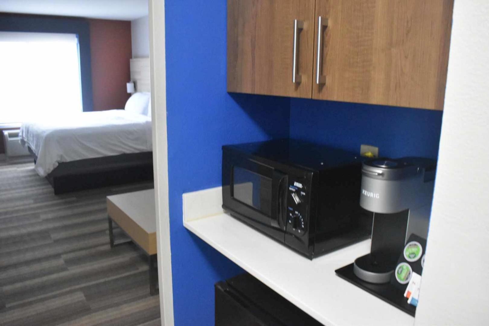 Holiday Inn Express Hotel & Suites Mcpherson By Ihg Exteriör bild