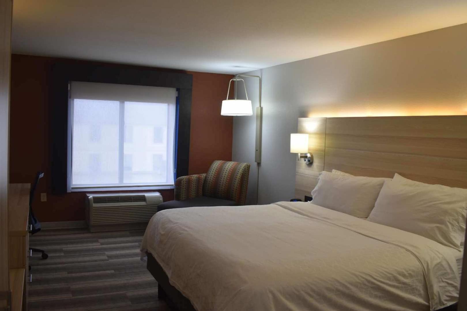 Holiday Inn Express Hotel & Suites Mcpherson By Ihg Exteriör bild