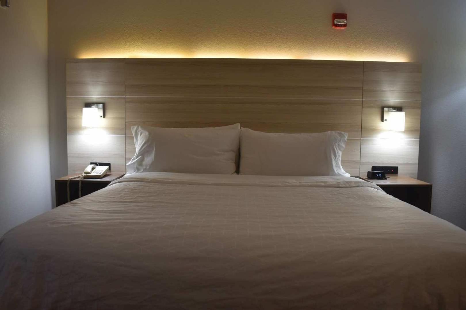 Holiday Inn Express Hotel & Suites Mcpherson By Ihg Exteriör bild