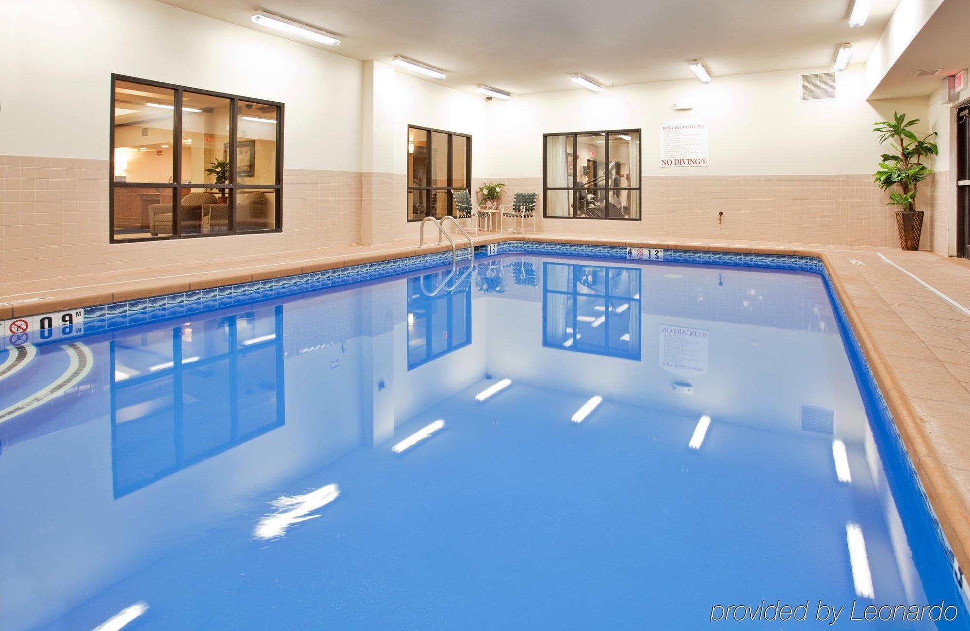 Holiday Inn Express Hotel & Suites Mcpherson By Ihg Exteriör bild