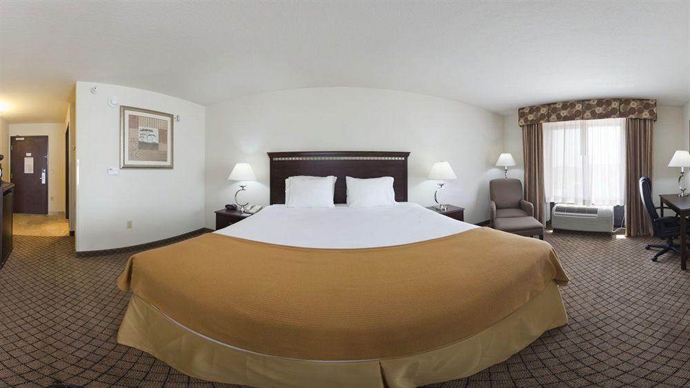 Holiday Inn Express Hotel & Suites Mcpherson By Ihg Exteriör bild