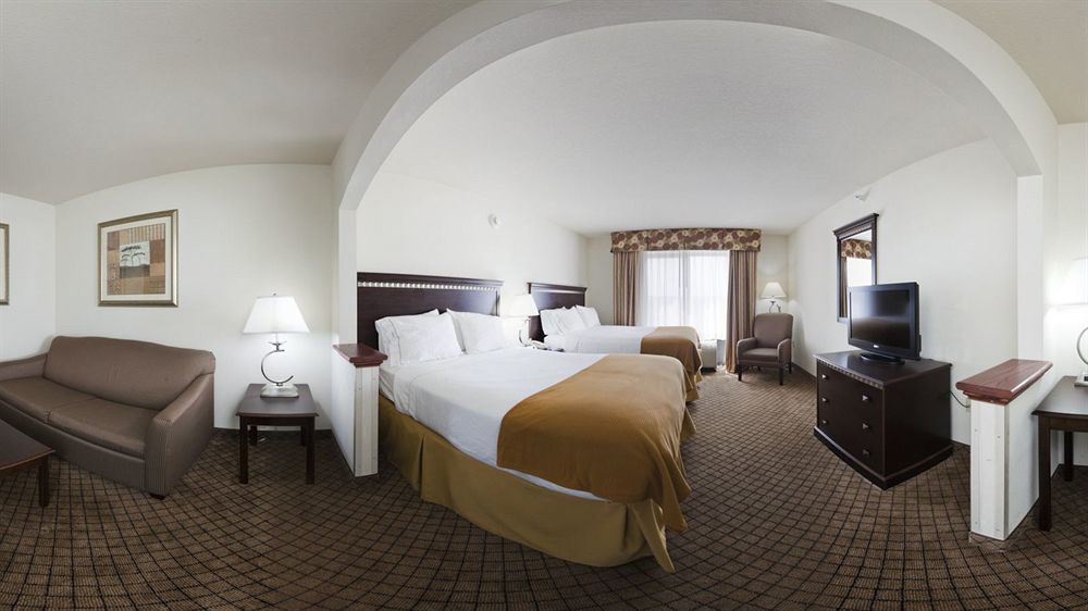 Holiday Inn Express Hotel & Suites Mcpherson By Ihg Exteriör bild