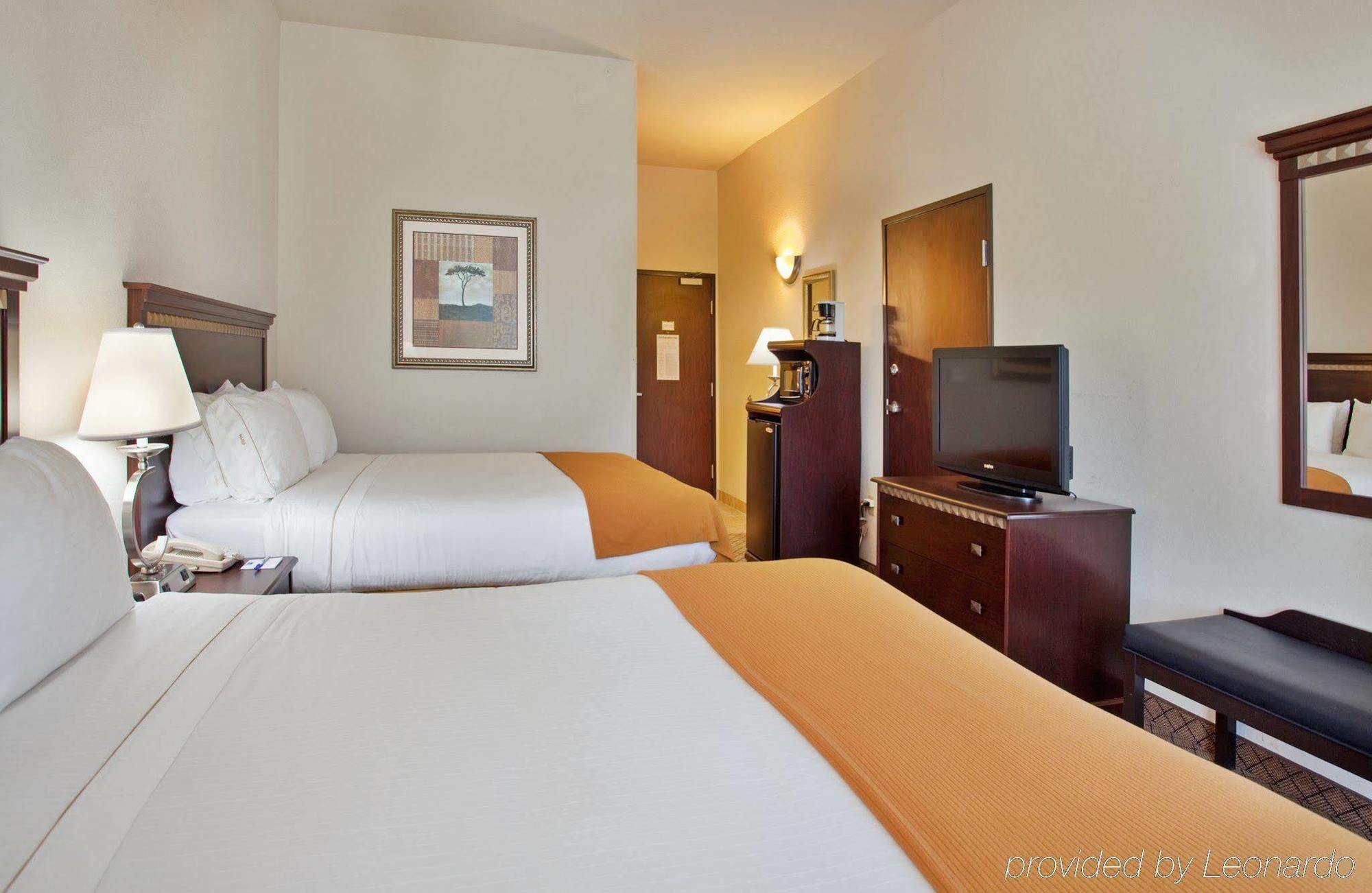 Holiday Inn Express Hotel & Suites Mcpherson By Ihg Rum bild