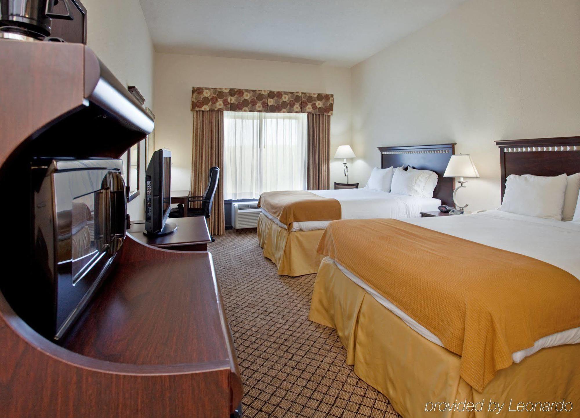 Holiday Inn Express Hotel & Suites Mcpherson By Ihg Rum bild