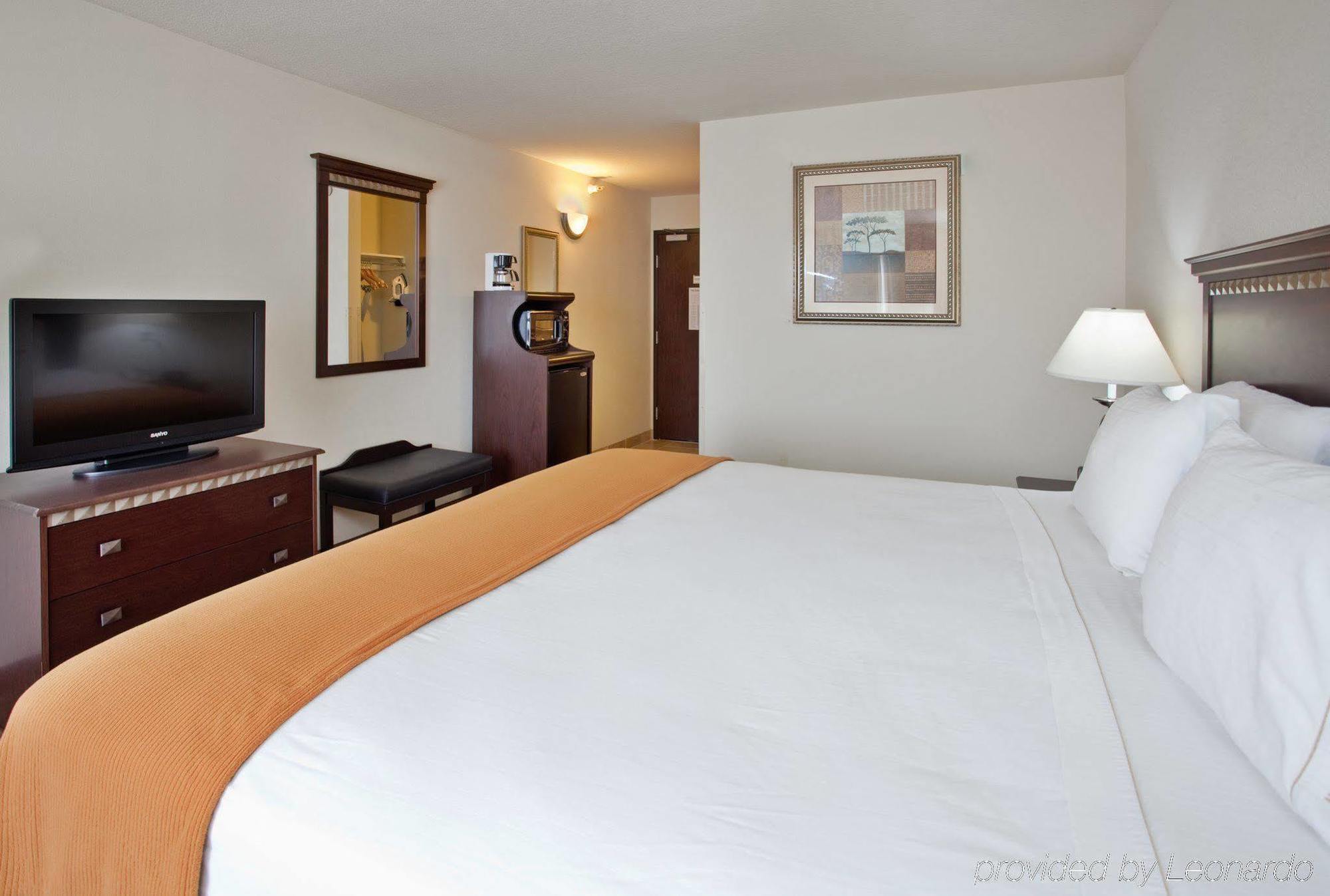 Holiday Inn Express Hotel & Suites Mcpherson By Ihg Exteriör bild