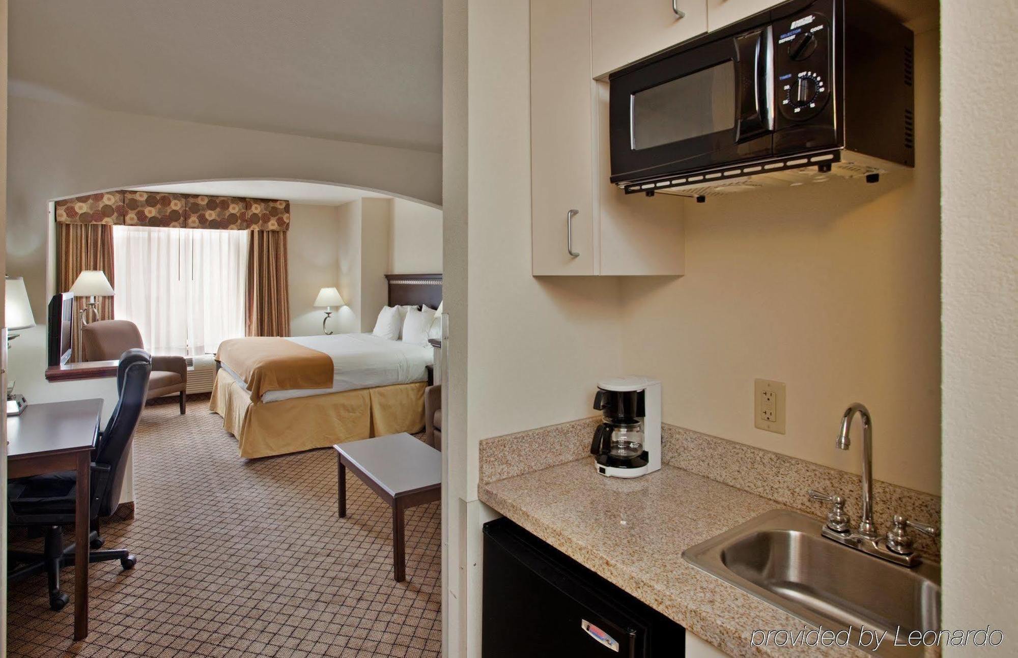 Holiday Inn Express Hotel & Suites Mcpherson By Ihg Rum bild
