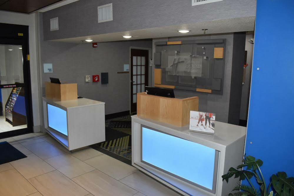 Holiday Inn Express Hotel & Suites Mcpherson By Ihg Exteriör bild