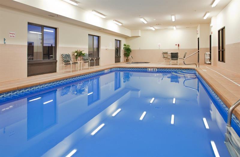 Holiday Inn Express Hotel & Suites Mcpherson By Ihg Exteriör bild