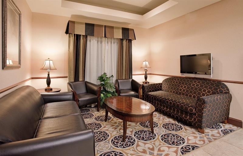 Holiday Inn Express Hotel & Suites Mcpherson By Ihg Exteriör bild