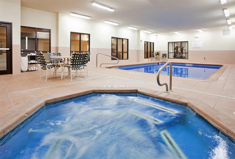 Holiday Inn Express Hotel & Suites Mcpherson By Ihg Exteriör bild